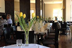 Lanhaus frühlingshaft gedeckt mit Tulpen